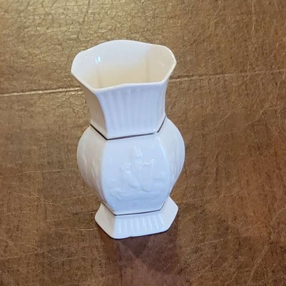 Vintage Belleek Fine Irish Porcelain Bud Vase From Visitor's Centre White/Gold